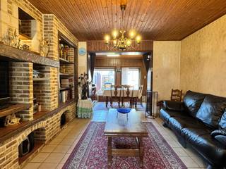 Op zoek naar een woning met een gezellig stadstuintje, garage én uitweg langsachter? Lees dan zeker verder!<br /><br />In de Kastanjelaan bevindt zich deze gesloten bebouwing op een boogscheut van Waregem. Dankzij de centrale ligging tussen Waregem en Deinze en de vlotte verbinding naar het op- en afrittencomplex van de E17 in Kruisem, ben je overal snel dichtbij.<br /><br />Bij het binnenkomen via de inkomhal vind je een apart toilet en de trap naar de eerste verdieping. Verder kom je in de leefruimte, die zich vooraan in de woning bevindt en doorloopt naar achteren met zicht op de tuin. Deze vormt het gezellige hart van de woning.<br /><br />Aansluitend bevindt zich een praktische berging/wasruimte, die toegang geeft tot de ruime kelder. Achteraan de woning ligt de keuken, met rechtstreekse verbinding naar de tuin.<br /><br />Op de eerste verdieping bevinden zich de badkamer en drie slaapkamers. Via een vaste trap bereik je de zolderverdieping, die verder ingericht kan worden als vierde slaapkamer en/of extra polyvalente ruimte.<br /><br />Achteraan het perceel bevindt zich een ruime garage met extra opbergruimte en een tuinhuis. Een grote troef is de uitweg langsachter: de garage is bereikbaar via de Kapellestraat, wat bijzonder praktisch is.<br /><br />Extra troeven: het dak werd reeds vernieuwd in 2015 en in 2021 werd een nieuwe mazoutkachel geplaatst. Bovendien geldt er voor deze woning geen renovatieverplichting.<br /><br />Ben jij op zoek naar een gezellige woning op een centrale ligging, zonder renovatieverplichting, die je nog volledig naar eigen smaak kan inrichten en opfrissen? Schrijf je dan nu in via www.opt-immo.be voor onze bezoekdag op zaterdag 19 september.<br /><br />Tot dan!