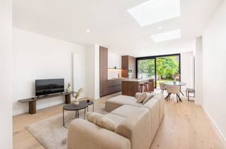 <p><span>Deze gerenoveerde woning is gelegen in een rustige staat middenin de gegeerde wijk rond het Boelaerpark. </span><span>Op wandelafstand vindt u winkels, scholen, openbaar vervoer en gezellige horecazaken, terwijl u dankzij de vlotte verbinding met de Antwerpse Ring en het stadscentrum overal snel geraakt. </span></p><p><span> </span></p><p><span>U betreedt de woning via de inkomhal. Rechts heeft u de ruime garage met automatische poort. Daarachter ligt de leefruimte met open keuken en aparte bureauhoek. De keuken is volledig geïnstalleerd met alle toestellen en kijkt uit op de grote tuin. De tuin is ca 90m² groot, heeft een oostelijke oriëntatie en kijkt achteraan uit op de hoge bomen van het Boelaerpark. </span></p><p><span> </span></p><p><span>Op de eerste verdieping vinden we 2 ruime slaapkamers, waarvan 1 uitgeeft op het aangename dakterras dat uitkijkt op de bomen van het Boelaerpark. Verder vinden we op de eerste verdieping nog de eerste badkamer met douche, dubbele lavabo en aansluiting voor wasmachine en droogkast. </span></p><p><span> </span></p><p><span>Boven zijn er nog 2 volwaardige slaapkamers en een badkamer met bad en douche. </span></p><p><span> </span></p><p><span>Ondergronds is er tevens nog een handige kelder. </span></p><p><span> </span></p><p><span> </span></p>