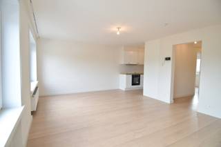 Dit appartement in Kortrijk is volledig vernieuwd en is gelegen nabij belangrijke invalswegen en het centrum van Kortrijk.Ruime inkomhal, lichtrijke...