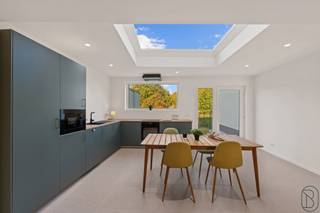 Maison moderne et rénovée avec goût, comprenant 4 chambres, située sur la Place de Flobecq, avec un grand jardin clôturé et une terrasse aménagée. Cette maison rénovée avec goût (rénovation 2025) allie caractère et confort contemporain et est en outre économe en énergie (EPC B).<br /><br />AGENCEMENT :<br />Hall d'entrée avec toilettes séparées, coin salon confortable et grande cuisine ouverte entièrement équipée donnant sur le jardin. Il y a également un débarras/buanderie et une grande cave (±30 m²).<br /><br />Au premier étage se trouvent une grande salle de bains tout confort et une chambre spacieuse.<br />Le deuxième étage abrite 3 chambres supplémentaires, idéales pour les familles ou ceux qui souhaitent disposer d'espace supplémentaire.<br /><br />La maison a été entièrement rénovée avec un nouveau toit isolé, du double vitrage en PVC et en aluminium, une installation électrique conforme et un système économe en énergie avec pompe à chaleur, pour le chauffage et la climatisation, et des panneaux solaires.<br /><br />EXTÉRIEUR :<br />Terrasse aménagée (±10 m²) et grand jardin entièrement clôturé (±280 m²) offrant une grande intimité. Possibilité de stationnement devant la porte.<br /><br />Une maison idéale pour les familles qui souhaitent vivre dans un logement prêt à emménager, confortable et économe en énergie, dans un environnement central avec des commerces, des écoles, les transports en commun et la gare à proximité.<br /><br />Cette annonce contient des photos générées par IA.<br /><br />Visite sur rendez-vous avec Immo Beguin, votre expert immobilier depuis 2009.<br />✉️ info@immobeguin.be