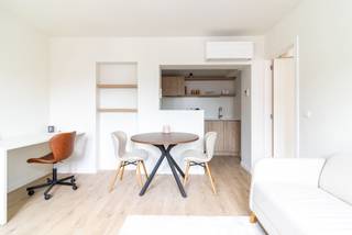 <span><strong>**Gerenoveerde flatjes in hartje leuven**</strong></span><br /><br />Welkom in <strong>residentie Emilie</strong>, gelegen in de <strong>Parijsstraat</strong>, midden in het bruisende centrum van Leuven. Hier vind je deze recent <strong>gerenoveerde en bemeubelde flatjes</strong> op een toplocatie. Deze residentie bevindt zich op wandelafstand van alle voorzieningen die Leuven te bieden heeft, zo ben je in de buurt van het openbaar vervoer, supermarkten, parken, apotheken en tal van winkels en horecazaken. <span>Je bevind je in het centrum van Leuven, maar bent omringd door de perfecte mix van het stadsleven en ontspanning.<br /><br />De flatjes beschikken over een <strong>volledig ingerichte keuken en badkamer</strong>. De leefruimte is ingericht met een zetel, bureau met bureaustoel en een eettafel met stoelen. Ook de slaapkamer is volledig bemeubeld en voorzien van comfortabele boxsprings en praktische kleerkasten. De renovatie werd uitgevoerd met <strong>aandacht voor kwaliteit en energiezuinigheid</strong>. Zo wordt er verwarmd via een <strong>lucht-lucht warmtepomp</strong>, zijn er <strong>zonnepanelen</strong> voorzien en werden zowel het ventilatiesysteem als de ramen volledig vernieuwd. <br /><br />Deze residentie vormt een uitstekende investering met <strong>onmiddellijk rendement</strong>! Dit appartement is reeds verhuurd tot en met augustus, goed voor een omzet van €14.100 per jaar.<br /><br /><span><strong>Meer informatie of een bezichtiging ter plaatse? Aarzel niet en contacteer Jacky via jacky@connect-immo.be of 0495 53 46 49</strong></span><br /><br />EPB Startverklaring<br />wche, gdv, gvkr, gvv<br /></span>