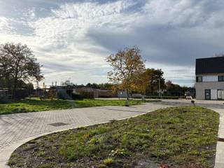 Aan de rand van stad Torhout is een nieuw project van start gegaan met oog op kwalitatief en duurzaam wonen. Het volledige project bestaat uit...