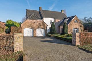 <p><strong>Exclusieve, luxueus afgewerkte villa op toplocatie nabij de Nederlandse grens</strong></p>
<p><strong>Deze uitzonderlijk ruime en perfect onderhouden villa (bouwjaar 2001) is gelegen op een prachtig perceel van ca. 1.383 m² en biedt een indrukwekkende bewoonbare oppervlakte van circa 474 m² (inhoud ca. 1.500 m³). De woning combineert comfort, luxe en privacy op hoog niveau en is ideaal voor wie ruim en stijlvol wil wonen in een groene, centrale omgeving.</strong></p>
<p><strong>De villa beschikt over onder andere 4 slaapkamers, royale leefruimtes, een stijlvolle woonkeuken met kookeiland, een dubbele inpandige garage én een grote zolder met uitbreidingsmogelijkheden. Bovendien is de woning uitgerust met een alarmsysteem en een centraal stofzuigersysteem, wat bijdraagt aan extra comfort en veiligheid. Energielabel: B.</strong></p>
<p>Gelijkvloers</p>
<p>Via de imposante inkomhal met gastentoilet betreedt u de woning. Hier ervaart u direct de ruimte en het hoogwaardige afwerkingsniveau. De sfeervolle woonkamer met gashaard vormt het warme hart van de woning en biedt een prachtig zicht op de tuin. Aansluitend bevindt zich een afsluitbare tv-kamer of bureau – ideaal voor thuiswerken of ontspanning.</p>
<p>De royale woonkeuken met kookeiland is voorzien van kwalitatieve inbouwapparatuur en vormt de perfecte plek voor gezellige momenten met familie en vrienden. Aan de achterzijde van de woning vindt u de praktische bijkeuken met aansluitingen voor wasapparatuur, een extra kantoorruimte en toegang tot de dubbele inpandige garage met automatische poorten.</p>
<p>Eerste verdieping</p>
<p>Op de eerste verdieping bevinden zich drie ruime slaapkamers. De indrukwekkende masterbedroom (ca. 45 m²) beschikt over een eigen inloopkast en aangrenzende dressing – een ware privé suite.</p>
<p>De luxe badkamer is compleet uitgerust met een dubbele wastafel met meubel, een ligbad en een comfortabele inloopdouche. Daarnaast is er op de overloop een separaat toilet aanwezig. Via een vaste trap bereikt u de tweede verdieping.</p>
<p>Tweede verdieping</p>
<p>De ruime zolderverdieping biedt tal van mogelijkheden en kan eenvoudig worden ingericht met extra (slaap)kamers, een hobbyruimte of fitnessruimte.</p>
<p>Buitenleven</p>
<p>De fraai aangelegde tuin biedt optimale privacy en is een waar verlengstuk van de woning. U geniet hier van meerdere terrassen en een sfeervolle overkapping met buitenhaard – perfect voor lange avonden in alle seizoenen. Aansluitend bevindt zich een praktische schuur.</p>
<p>Aan de voorzijde beschikt de woning over een verzorgde voortuin en een ruime oprit met parkeergelegenheid voor meerdere auto’s.</p>
<p>Kortom: een instapklare, luxueuze villa met uitzonderlijk veel ruimte, comfort en privacy op een uitstekende locatie. Een unieke kans voor wie exclusief wil wonen!</p>
<span>Bijzonderheden</span><br /><span>- EPC B</span><br /><span>- vloerverwarming<br /></span>- ruime kelder op stahoogte<br /><span>- centraal stofzuigersysteem</span><br /><span>- centrale ligging nabij scholen/winkels en Nederlandse grens</span><br /><span>- luxe afwerking</span>