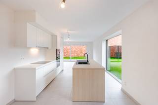 <p><span>Welkom bij nieuwbouwproject "COOPPALLAAN WETTEREN"</span></p><p><span>VOLLEDIG AFGEWERKT - OPLEVERING REEDS GEBEURD</span></p><p><span> </span></p><p><span>Zeer gunstig gelegen op een boogscheut van Gent rijst dit prachtig nieuwbouwproject uit de grond. Vlakbij op- en afritten van de R4, E17 en E40 en op wandelafstand van alle voorzieningen zoals winkels, scholen en openbaar vervoer.</span></p><p><span> </span></p><p><span>Het project bestaat uit 9 stijlvolle woningen met 3 slaapkamers die worden afgewerkt met kwaliteitsvolle, duurzame materialen en voldoen aan alle comfort en de hoogste energie normen. Deze woningen staan dus garant voor comfortabel en energiezuinig wonen.</span></p><p><span> </span></p><p><span>De woningen beschikken zowel gelijkvloers als op de eerste verdieping over vloerverwarming. De warmtepomp zorgt tevens voor passieve koeling waardoor de woningen in de zomer makkelijk fris te houden zijn. Verder zijn ze ook uitgerust van zonnepanelen en een ventilatiesysteem D voor een optimaal binnenklimaat. </span><span>De tuinen zijn genivelleerd, ingezaaid en voorzien van een terras en afsluiting</span><span>. Tot slot zijn er private bergingen en voldoende autostaanplaatsen met de mogelijkheid tot elektrisch laden. </span></p><p><span> </span></p><p><span>GENIET NU VAN 6% BTW! OOK BIJ LANGE TERMIJN VERHURING!</span></p><p><span>Investeer slim en betaal minder. Dankzij het verlaagde btw-tarief van 6% kunt u flink besparen op uw aankoop, zolang u aan de wettelijke voorwaarden voldoet.<br />Goed nieuws voor investeerders: ook bij vastgoed dat minstens 15 jaar wordt verhuurd, geldt nu het gunstige 6%-tarief. Zo verlaagt u niet alleen uw aankoopkosten, maar verhoogt u tegelijk het netto rendement van uw investering. </span></p><p><span> </span></p><p><span>Wenst u dit unieke project als eerste te bewonderen? Aarzel dan niet om ons te contacteren. U kan ons bereiken via telefoon op 0470 211 482 of via jari@immo-zone.be</span></p><p><span> </span></p>