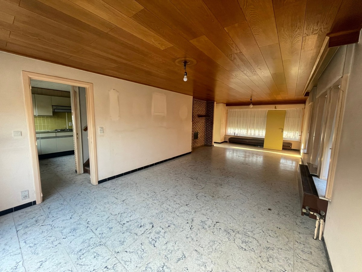 Compleet te renoveren vrijstaande woning met ruime garage en magazijn op grondstuk van 948 m2. - foto 4