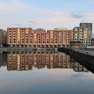 Recently built flat with beautiful view of the dock and marina<br /><br />Layout: Hallway with two wardrobes and guest toilet with hand-washer, sunny living room with open kitchen equipped with induction hob, dishwasher, combi oven and large fridge, master bedroom with built-in wardrobes, a second smaller bedroom and the bathroom with double washbasin, walk-in shower and toilet. Through the living room and the bedrooms one has access to the south-west oriented loggia with open view of the Kattendijkdok, the MAS and the marina. Spacious storage room with connection for washing machine and dryer.<br /><br />Car parking space (115 -1) at 100 € per month (mandatory).<br /><br />Particulars:<br />- unique location on the Eilandje<br />- Luxurious finishings<br />- Built-in wardrobes in the hall and the bedroom<br />- electric sun blinds<br />- first occupation<br />- available immediately<br />- can be rented by a company