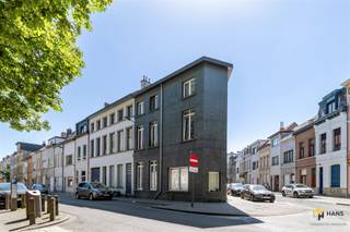 <p><span> </span></p><p><span>Immeuble de rapport (120 m²) composé de 3 logements à Anvers (2060)</span></p><p><span>Situé dans un quartier en plein essor près du Park Spoor Noord, cet immeuble de rapport intéressant offre une superficie totale d'environ 120 m². Cet immeuble d'angle comprend 3 logements indépendants d'environ 37 m² chacun et génère actuellement un revenu locatif mensuel de €1 370, susceptible d'être indexé.</span></p><p><span>Chaque logement dispose de compteurs individuels pour le gaz, l’eau et l’électricité, ce qui facilite la gestion. L’immeuble d’angle a été </span><span>rénové</span><span>en </span><span>2014 (?) </span><span>. À cette occasion, le toit a notamment été refait, l’installation électrique mise aux normes et des fenêtres en aluminium à double vitrage ont été posées.</span></p><p><span>Grâce à son emplacement idéal, aux revenus locatifs actuels et à son potentiel d’appréciation, cet immeuble constitue une opportunité intéressante pour les investisseurs.</span></p><p><span>Vous recherchez un bien de rendement offrant de nombreuses possibilités ? Ne manquez pas cette occasion ! Surface utile : 120 m² – réf. : surface brute. Pour plus d’informations ou une estimation gratuite, rendez-vous sur </span><span><span>www.hansimmo.be</span></span><span>.</span></p><p><span> </span></p>