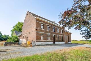 This strategically well-located property can be reached via a private driveway of approximately 50m long. On the right side of this impressively large farmhouse, there is a large entrance gate. The rear stables were built later and are permitted. Both the main house and the outbuildings are situated around the approximately 137m² large courtyard.<br />Layout: entrance with staircase, passage to the living room (front room), dining area (middle room), office, very spacious kitchen, hallway with toilet, bathroom, storage room.<br />On the first floor, there are four bedrooms and a storage space.<br /><br />Details:<br />- possibility to purchase approximately 19,000m² of land.<br />- asbestos removal quote available.