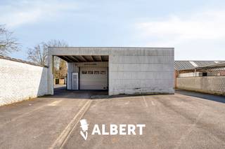 Découvrez une opportunité exceptionnelle au centre de Roulers ! Ce vaste entrepôt industriel à vendre, situé Vijverstraat 34, vous offre un...