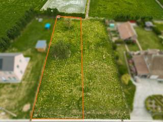 <p>Bent u op zoek naar de perfecte locatie om uw droomwoning te realiseren?<br />Dan biedt dit mooie perceel bouwgrond van 607 m² in het landelijke Ename/Mater een unieke kans. Ideaal voor het oprichten van een halfopen bebouwing op een groene en rustige locatie met prachtig open zicht achteraan.</p><p>Kenmerken van het perceel:<br />Oppervlakte: 6a07ca<br />Straatbreedte: 12 meter<br />Diepte: 50 meter<br />Rustige ligging met groene vergezichten<br />Uitstekende bereikbaarheid<br />Geniet van de rust van het platteland zonder in te boeten aan comfort. Winkels, scholen, openbaar vervoer en belangrijke invalswegen bevinden zich op een boogscheut.</p><p>Bouwvoorschriften:<br />Max. bouwdiepte: 15m (gelijkvloers), 12m (verdieping)<br />Max. nokhoogte bij hellend dak: 12m<br />Max. kroonlijsthoogte: 6m<br />Het bouwen van een veranda is mogelijk binnen de bouwzone.<br />Een carport is mogelijk inpandig of wordt gezien als bijgebouw.<br />Zijtuinstroken moeten bouwvrij blijven.<br />Inplanting conform verkavelingsplan.<br />Bouwmaterialen dienen in harmonie te zijn met de omliggende bebouwing.</p><p>Waarom kiezen voor dit perceel?</p><p>Rustige, groene omgeving<br />Goede verbindingen<br />Ruime bouwmogelijkheden<br />Harmonieuze verkaveling<br />Prachtig achterliggend uitzicht</p><p>Een uitgelezen kans om te bouwen in het pittoreske Mater ,waar rust, natuur en bereikbaarheid hand in hand gaan.</p><p>Heeft u interesse of vragen? Neem gerust contact op met ons kantoor voor meer informatie of een plaatsbezoek.</p>