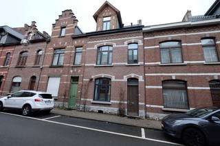 Deze ruime woning beschikt over 3 volwaardige slaapkamers en een lichtrijke living met stijlvolle maatwerk kasten. De knappe, volledig uitgeruste keuken biedt alle comfort. Verder is er zowel een douchekamer als een aparte badkamer, wat zorgt voor extra gebruiksgemak.<br /><br />Achteraan bevindt zich een gezellige tuin van ca. 70 m² met vijvertje, een aangename plek om te ontspannen in alle rust.<br /><br />Interesse? Contacteer ons gerust voor meer informatie of een bezoek ter plaatse.