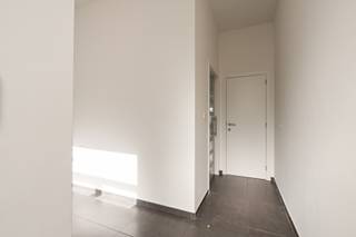 <p><strong>Ben je op zoek naar een instapklare woning met 3 slaapkamers en buitenruimte in het centrum van Aalst? Gevonden!</strong><br />Deze ruime woning bevindt zich op een absolute toplocatie in het hart van Aalst, op wandelafstand van winkels, scholen, gezellige horeca en openbaar vervoer. Ook technisch zit je goed dankzij het gunstige EPC-label B, centrale verwarming op gas met condensatieketel, hoogrendementsbeglazing, dakisolatie, vernieuw dak en een nieuwe crepigevel.</p>
<p>Op het gelijkvloers kom je terecht in de ruime en gezellige leefruimte met open keuken. Vooraan bevindt zich een praktische berging en een apart toilet. Op de eerste verdieping vind je een volwaardige slaapkamer en de ruime, vernieuwde badkamer met inloopdouche, dubbele lavabo en tweede toilet. De tweede verdieping biedt nog twee bijkomende slaapkamers, waardoor de woning perfect geschikt is voor een gezin, koppel of wie extra ruimte zoekt voor een bureau of hobbykamer.</p>
<p>Achteraan geniet je van een gezellig terras/koer, ideaal voor wie graag buiten zit zonder veel onderhoud.</p>
<p>Kortom: een instapklare en energiezuinige woning met drie slaapkamers op een uitstekende centrale ligging. Interesse? Contacteer ons snel voor een bezoek en ontdek zelf alle troeven van deze woning!</p>