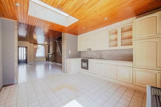 <strong>Deze woning biedt een unieke kans voor wie op zoek is naar ruimte en een kindvriendelijke omgeving, vlakbij het bruisende stadscentrum!</strong><br /><strong>Met een uitstekende Mobiscore van 9,3/10 geniet u hier van een ideale combinatie van bereikbaarheid en natuur.</strong><br /><br /><strong>LIGGING</strong><br /><br />Deze woning bevindt zich in een levendige en jonge buurt, nabij het centrum van Gent.<br />De tuin grenst aan het park De Meubelfabriek, een heerlijke plek om te vertoeven.<br />Ook het Acaciapark en Boerderijpark liggen op wandelafstand, terwijl het natuurreservaat Bourgoyen-Ossemeersen vlot bereikbaar is met de fiets.<br />Scholen, winkels, openbaar vervoer en de R4 bevinden zich in de directe omgeving.<br />Gezellige hotspots zoals Café Congé en Woest bevinden zich eveneens in de buurt.<br /><br /><strong>BESCHRIJVING</strong><br /><br />Binnenin verwelkomt de woning u met een inkomhal die leidt naar een ruime woonkamer met open keuken.<br />Vanuit de keuken heeft u toegang tot het terras en de zonnige tuin, waar u in alle rust kan genieten van quality time met familie en vrienden.<br />Dankzij de gunstige oriëntatie baadt ook de woning in natuurlijk licht.<br />Een bergruimte en een bijgebouw zorgen voor extra praktische mogelijkheden.<br />Op het gelijkvloers bevindt zich tevens de badkamer, uitgerust met een instapdouche, wastafel en toilet.<br /><br />De woning beschikt momenteel over 4 slaapkamers, verdeeld over 2 verdiepingen.<br />Dit maakt dat de woning uitermate geschikt is voor gezinnen of wie extra ruimte wenst voor een bureau of hobbykamer.<br /><br />Contacteer Kevin of Arthur: <strong>0476 66 55 50</strong> of <strong>0473 90 90 94</strong>