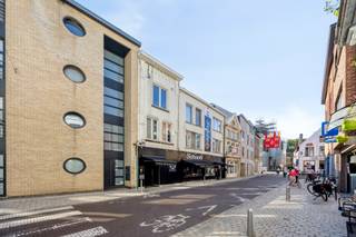 <p><strong>Diest: handelswoning met commerciële topligging en riant appartement</strong></p>

<p>Deze handelswoning ligt op één van de drukste en meest commerciële straten van het centrum van Diest. Dankzij de uitstekende visibiliteit en de vele passage geniet uw zaak hier van maximale zichtbaarheid. Winkels, horeca, openbaar vervoer en parkeergelegenheid bevinden zich op wandelafstand.</p>

<p>Op het gelijkvloers bevindt zich een handelsruimte van meer dan <strong>320 m²</strong>, momenteel ingericht als slagerij, maar geschikt voor tal van commerciële activiteiten zoals een showroom, praktijk, kantoor of winkel. Op de verdiepingen bevindt zich een verzorgd appartement van ca. <strong>254 m²</strong>, ideaal om wonen en werken te combineren of als investering.</p>

<p>Een extra troef is het ontwikkelingspotentieel. Doordat het pand buiten het winkelkerngebied ligt, zijn er – mits de nodige vergunningen en bestemmingswijziging – mogelijkheden om het geheel om te vormen tot een meergezinswoning of een kleinschalig appartementsgebouw.</p>

<p><strong>Indeling:</strong></p>

<ul><li><strong>Gelijkvloers:</strong> handelsruimte, berging, koer en trappenhal</li><li><strong>Eerste verdieping:</strong> hal, bureel, apart toilet, ruime woonkamer met eetplaats en open keuken, ruim terras</li><li><strong>Tweede verdieping:</strong> nachthal, drie slaapkamers en badkamer met ligbad</li><li><strong>Derde verdieping:</strong> hal, twee slaapkamers en zolderruimte</li></ul>

<p><strong>Troeven:</strong></p>

<ul><li>Topligging in het centrum van Diest</li><li>Herontwikkelingsmogelijkheden (mits vergunning)</li><li>Ruim zonnig terras</li></ul>

<p><strong>JOUW ZAAK. JOUW THUIS. ZO GEVONDEN!</strong></p>

<p><strong>Nota:</strong> EPC-label C (handelsruimte) en EPC-label F (appartement). Renovatieverplichting van toepassing op het appartement.</p>