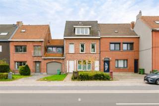 <p><span>GREMBERGEN - Op zoek naar een instapklare woning met zeer grote garage te koop te Grembergen? Dan is dit pand misschien iets voor u!</span></p><p><span> </span></p><p><span>De belangrijkste troeven zijn alvast: </span></p><ul><li><span>Instapklare woning</span></li><li><span>Ruime leefruimte en keuken </span></li><li><span>Grote oprit en grote garage/magazijn (85m²) achteraan </span></li><li><span>Aanwezigheid zuidgerichte, diepe tuin</span></li><li><span>Airco (warmtepomp) benedenverdieping en master bedroom</span></li></ul><p><span> </span></p><p><span>De indeling gaat als volgt: </span></p><p><span>U komt binnen via de inkomhal waar u de grote en lichtrijke leefruimte betreedt. Via de leefruimte bereikt u de keuken met eetplaats en groot schuifraam naar het terras. </span></p><p><span>Verder heeft u de badkamer (met lavabo, bad en toilet). Achteraan is nog een grote wasberging. </span></p><p><span> </span></p><p><span>Op de eerste verdieping bevinden zich 3 ruime slaapkamers en een toilet. </span></p><p><span> </span></p><p><span>De tweede verdieping is bereikbaar via een vaste trap en werd volledig afgewerkt. Hier bevinden zich nog twee zolderkamers. </span></p><p><span> </span></p><p><span>Buiten werd de tuin volledig opnieuw aangelegd met diverse terrassen en groen, die u ook toegang verleent tot de grote garage van 85m². Deze biedt plaats aan twee auto's en extra bergruimte. </span></p><p><span> </span></p><p><span>De woning is voorzien van zonnepanelen.</span></p><p><span> </span></p><p><span>Achteraan is de woning gelegen langs de rustige en pittoreske scheldedijk. Ideaal voor mooie wandelingen of fietstochten! </span></p><p><span> </span></p><p><span>Kortom, dankzij al deze troeven is dit de ideale woning voor een gezin! Interesse? Contacteer dan snel Axel Lenaerts Waasland voor een bezoek ter plaatse! VP 379.0000</span></p>