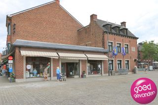 ZEER RUIM HANDELSPAND van 450 m² - UITZONDERLIJKE LIGGING OP DE GROTE MARKT - MET GARAGENeem een vliegende start met uw bedrijf of filiaal op deze...