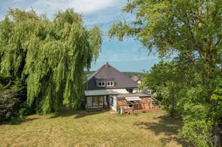 Cette propriété située sur la Diestsesteenweg 215 à Rillaar offre de nombreuses possibilités pour ceux qui recherchent un projet de rénovation dans un endroit pratique. Située à la périphérie de la ville d'Aarschot, dans une zone verte avec vue sur les champs derrière, vous profiterez ici du calme et de la nature, tout en ayant un accès facile au centre-ville, à la gare et à l'autoroute E314.<br /><br />La propriété a une surface habitable de 218 m² et comprend actuellement quatre chambres, un salon, une cuisine et une salle de bains. L'étage mansardé offre un espace supplémentaire pour créer deux pièces supplémentaires ou un studio. La structure est solide et pose les bases d'une maison familiale moderne et sur mesure.<br /><br />Sur le terrain de 1 994 m², vous trouverez un jardin spacieux avec des arbres fruitiers matures et de belles vues sur la campagne environnante. Idéal pour les amateurs de jardinage ou de vie en plein air.<br /><br />La toiture a déjà été entièrement rénovée. La maison est en grande partie en sous-sol, ce qui offre un espace de stockage supplémentaire. Une rénovation est nécessaire, mais la combinaison de l'emplacement, du volume et du potentiel fait de cette maison une opportunité intéressante.<br /><br />Intéressé(e) ? Contactez-nous pour plus d'informations ou pour une visite.