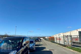 Ruime <strong>parkeerruimte van 5.000 m²</strong> te huur , gelegen op een uitstekende, strategische locatie langs de A12 te Wilrijk. De parkeerruimte bevindt zich naast de centrale parking 'Autostad', waardoor de bereikbaarheid optimaal is voor zowel lokale als internationale bedrijven en klanten.<br /><br />Het terrein is <strong>volledig verhard en omheind</strong>, wat zorgt voor een veilige en betrouwbare opslagplaats voor voertuigen, vrachtwagens of andere soorten vervoer. Door de centrale ligging is de parkeerruimte gemakkelijk toegankelijk voor verkeer vanuit verschillende richtingen, wat een aanzienlijke meerwaarde biedt voor bedrijven die een hoge mobiliteit vereisen. Tevens <strong>mogelijkheid tot huren van grotere ruimte van 3.000 m², 14.000 m² en 29.000 m²</strong>.<br /><br />De parkeerfaciliteiten zijn <strong>beschikbaar na overleg</strong>, zodat wij samen met u de beste oplossing kunnen vinden die aansluit bij uw behoeften.<br /><br />Contacteer <strong>PANORAMA B2B </strong>voor bijkomende inlichtingen of een vrijblijvend plaatsbezoek <strong>0477 91 10 00</strong>.