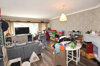 Te moderniseren appartement gelegen op de tweede verdieping van een kleinschalig gebouw, bestaande uit: inkomhal met ingemaakte vestiairekast; woonkamer in L-vorm; basis ingerichte keuken met aansluitend een gezellig terrasje; nachthal; badkamer voorzien van ligbad met douchecombinatie, dubbel lavabomeubel en toilet; 2 volwaardige slaapkamers. Voorts beschikt het appartement nog over een autostaanplaats in de gemeenschappelijke garage en een zeer ruime privatieve berging. Individuele CV op aardgas; ramen met dubbele beglazing en deels rolluiken. De elektrische installatie is reeds conform! De gemeenschappelijke kosten in het gebouw zijn beperkt. EPC: 544 kWh/m² (Renovatieverplichting van toepassing). Heden verhuurd.