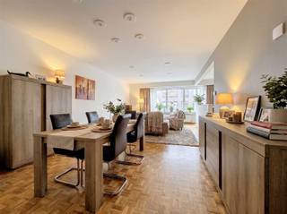 <p><span>APPARTEMENT MET LIFT EN TERRAS IN CENTRUM BRASSCHAAT </span></p><p><span> </span></p><p><span>Dit appartement bevindt zich op de eerste verdieping van een verzorgd gebouw met lift, midden in het hartje van Brasschaat. </span></p><p><span> </span></p><p><span>Het bestaat uit een ruime inkomhal met vestiairekast, een woonkamer met parketvloer en een open keuken uitgerust met een 4-pits Smeg kookvuur, oven, koelkast met vriesvak en vaatwasser. </span></p><p><span>Daarnaast is er een aparte berging met aansluiting voor een wasmachine. </span></p><p><span> </span></p><p><span>Verder beschikt het appartement over twee ruime slaapkamers met parketvloer en natuurlijk licht, ideaal voor bewoners die extra werkruimte nodig hebben.</span></p><p><span>De badkamer heeft een ligbad, douchevoorziening, dubbele lavabo en toilet.</span></p><p><span> </span></p><p><span>Achteraan bevindt zich een groot terras.</span></p><p><span> </span></p><p><span>Winkels, banken en openbaar vervoer liggen vlakbij en ook de oprit van de autosnelweg bereikt u in enkele minuten. </span></p><p><span> </span></p><p><span>Vaste kosten: 80€ per maand</span></p><p><span> </span></p>