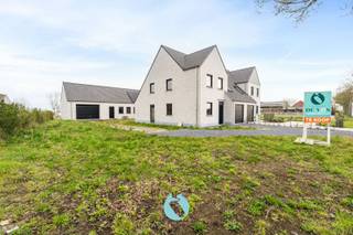 <p>!! VERLAAGDE PRIJS !! ZEER INTERESSANTE AANKOOPVOORWAARDEN !!</p><p></p><p>Nieuwbouw halfopen woning in een groene omgeving tussen Oosteeklo en Ertvelde.</p><p>Met meer dan 240m² bewoonbare oppervlakte is deze woning zéér ruim te noemen.<br />Bovendien is in de achtertuin eveneens een polyvalent bijgebouw opgericht van 100m² met zadeldak.<br />Uitermate geschikt voor tal van toepassingen : garage, opslagruimte, zelfstandige activiteit, praktijk, poolhouse, ...<br /><br />De woning wordt verkocht in casco afwerking : regen- en winddicht.<br />Reeds inbegrepen in deze casco-prijs : 6 zonnepanelen, boring voor aansluiting op thermische warmtepomp (tvw.€10.000).<br />Ook de oprit werd reeds aangelegd in dolomiet.</p><p>Het huis beschikt gelijkvloers over een inkomhal, gastentoilet en toegang tot de inpandige garage.<br />Vanuit de lichtrijke leefruimte met open keuken inclusief berging heeft u zicht op de aangename en zonnige tuin.<br />Het eerste verdiep is ingericht met een nachthal, 3 zeer ruime slaapkamers en een ruime badkamer.<br />Het zolderverdiep kan ingericht worden met nog 2 bijkomende slaapkamers.</p><p>Deze verkoop geschiedt onder BTW-stelsel (6% mogelijk onder voorwaarden).<br />De vermelde prijs is de prijs voor casco afwerking, inclusief het bijgebouw van 100m². </p><p></p><p>Steeds te bezoeken op afspraak : Bel Bert op 0477 80 75 80 of mailen naar bert@vastgoeddevos.be.</p>