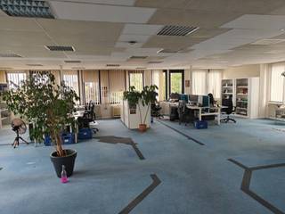 Bureaux à louer dans un immeuble stratégiquement situé entre l'aéroport de Zaventem et l'OTAN. L'immeuble est situé à la Holidaystraat 5 à Diegem, à une courte distance de l'autoroute E40. Le site est également facilement accessible par les transports publics et le train, la gare de Diegem se trouvant à 600 mètres.<br /><br />L'immeuble dispose d'une surface totale de bureaux de 5 000 m² répartis sur 3 étages. La surface minimum disponible est de 500m².<br />Des places de parking extérieures sont également disponibles à l'avant et sur les côtés de l'immeuble.