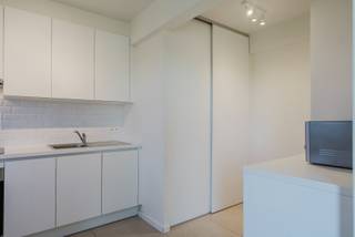 Interessante appartement op de derde verdieping, waar je dagelijks kan genieten van unieke en weidse vergezichten. In 2021 onderging de woning een volledige en smaakvolle renovatie, waarbij werkelijk alles werd aangepakt: de keuken, badkamer, ramen, vloeren en leidingen werden vernieuwd. Nadien werd het appartement zorgvuldig geschilderd en afgewerkt met stijlvolle armaturen die het geheel een moderne en harmonieuze uitstraling geven. Dankzij de gunstige oriëntatie kan je hier bovendien elke dag genieten van prachtige en unieke zonsondergangen.<br /><br />Bij het binnenkomen word je verwelkomd in een ruime inkomhal met gastentoilet, die meteen een gevoel van comfort en klasse uitstraalt. De lichtrijke leefruimte vormt het hart van het appartement en biedt directe toegang tot het terras, waar je in alle rust kan genieten van de open zichten. De open keuken sluit hier naadloos op aan en is uitgerust met alle nodige toestellen.<br /><br />Centraal in het appartement bevindt zich de hedendaagse badkamer, voorzien van een moderne inloopdouche. Aan de noordoostzijde liggen twee volwaardige en ruime slaapkamers.<br /><br />Het appartement is toegankelijk met een lift en beschikt over een praktische kelderberging, een gemeenschappelijke fietsenstalling en een afgesloten ondergrondse staanplaats.<br /><br />Waarom net dit aanbod overwegen?<br /><br />✔ volledig vernieuwd<br />✔ hedendaagse look<br />✔ zonneterras<br />✔ verzicht<br />✔ veel lichtinval<br />✔ EPC B<br />✔ conforme elektriciteit<br />✔ 2 ruime slaapkamers<br />✔ autostaanplaats<br />✔ kelderberging<br />✔ gem. fietsenstalling<br />✔ asbestveilig<br />✔ publieke laadpaal voor appartementsgebouw<br /><br />Interesse, bel 0486 05 88 88<br />Attesten & documenten: www.nestr.be