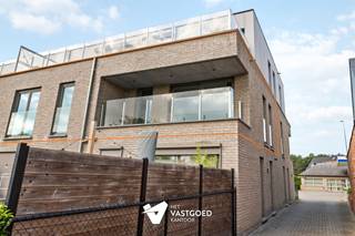 <p><span>Recent gebouwd appartement (87m²) met 2 slaapkamers, terras, garage met aparte berging en carport te Hulshout.</span></p><p><span> </span></p><p><span>Belangrijkste troeven: </span></p><p><span>- Centrale ligging</span></p><p><span>- Kwalitatief afgewerkt</span></p><p><span>- Uitstekend onderhouden</span></p><p><span>- Zuidwest gericht terras</span></p><p><span>- Aparte berging voor wasmachine en droogkast</span></p><p><span>- Garagebox met aparte berging</span></p><p><span>- Carport</span></p><p><span> </span></p><p><span>Bekijk zeker ook de grondplannen met de afmetingen. Zo krijgt u van thuis uit al een perfect beeld van wat dit appartement te bieden heeft!</span></p><p><span> </span></p><p><span>Wenst u meer info of een vrijblijvende bezichtiging, contacteer dan ons kantoor op het nummer 011 85 15 15 en wij helpen u graag verder.</span></p>