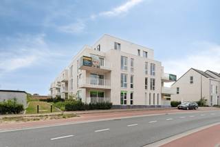 Geniet bij aankoop van het verlaagd BTW-tarief van 6%, en geniet zo van een voordeel van maar liefst 35000 euro. Ben je op zoek naar een appartement om zelf in te wonen, of wil je investeren om te verhuren? We hebben voor beide scenario's uitstekende opties beschikbaar! <br /><br /><br />Dit appartement is gelegen in het project Minerals te Ronse, en kent een optimale bereikbaarheid. Gelegen nabij het stadscentrum van de stad Ronse, middenin de Vlaamse Ardennen en toch met een uitstekende verbinden, wordt het project opgetrokken. Er wordt de nodige aandacht besteed aan een duurzaam gebouw, een groene en rustige woonomgeving en een energiezuinig appartement. <br /><br />Dit appartement is gelegen op de eerste verdieping en combineert het binnen-en buitenleven. Het appartement heeft ruime raampartijen die veel lichtinval garanderen. Het ruime schuifraam in de leefruimte geeft toegang naar het gezellige terras. <br /><br />Indeling:<br />Inkomhal die tevens fungeert als nachthal, en toegang geeft tot de ruime bering, het afzonderlijk toilet met lavabo, en de badkamer met inloopdouche en lavabo. De nachthal geeft tevens uit op de 2 slaapkamers. De slaapkamers hebben elk een grote raampartij met draai- en kipramen. We komen vervolgens binnen in de open leef- en eetruimte met keuken en kookeiland. Het terras is toegankelijk via het grote schuifraam in de leefruimte. <br /><br />Bij het appartement dient een ondergrondse parkeerplaats te worden aangekocht, al dan niet met kelderberging. Deze starten vanaf 26 900 euro, excl. kosten<br /><br />Voor meer informatie omtrent het project Minerals en de talrijke mogelijkheden, kan u je contact opnemen met Margaux via het rechtstreeks nummer 0479 61 53 82 of via mail naar margaux@vestadevelopment.be <br /><br />Enige en eigen woning of verhuren al dan niet via een sociaal verhuurkantoor? <br />Geniet van het verlaagd BTW tarief van 6%. Meer informatie omtrent de voorwaarden: Margaux helpt jou graag verder.