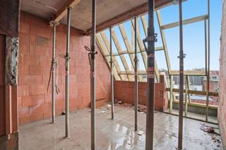 Appartement op de eerste verdieping van een kleinschalig kwalitatief hoogstaand appartementsgebouw.<br /><br />Villa Allegro is een exclusief nieuwbouwproject gelegen aan de Kortrijkstraat. Hier worden vier uitzonderlijk ruime appartementen en een handelspand gerealiseerd op een toplocatie in het centrum met winkels, horeca, cultuur, sport en openbaar vervoer op wandelafstand.<br /><br />De appartementen onderscheiden zich door hun royale en doordachte indeling, grote raampartijen die overvloedig natuurlijk licht binnenlaten, en een verfijnde afwerking met uitsluitend hoogwaardige materialen, in harmonie met het luxueuze en kwalitatieve karakter van het gebouw.<br /><br />De appartementen beantwoorden aan de meest recente energetische normen en zijn uitgerust met vloerverwarming op basis van een individuele warmtepomp en een ventilatiesysteem voor een gezond binnenklimaat.<br /><br />Achteraan het terrein zijn private garages voorzien, bereikbaar via het Rameplein, evenals fietsenbergingen met een toegang langs de Nieuwstraat.<br /><br />Jouw woonwensen, jouw indeling.<br />Kopers krijgen de mogelijkheid om de inrichting en afwerking af te stemmen op hun eigen stijl en behoeften, in samenspraak met de bouwheer.<br /><br />Villa Allegro bestaat uit volgende entiteiten :<br />- Gelijkvloers: 275 m² handelsruimte - VERKOCHT <br />- 1° Verdiep (1.1): 160 m² + 34 m² terrassen – 3 slpk – 2bdk - berging<br />- 2° Verdiep (2.1): 160 m² + 28 m² terrassen – 3 slpk – 2 bdk – berging<br />- 3° Verdiep (3.1): duplex 116 m² + 11 m² terrassen – 2 slpk – bdk – berging<br />- 3° Verdiep (3.2): duplex 121 m² + 23 m² terrassen – 2 slpk – bdk – berging<br />- 5 privatieve bergingen <br />- Individuele fietsenbergingen<br />- 6 garages + 3 autostandplaatsen<br /><br />Mogelijkheid tot aankoop aan 6% btw (i.p.v. 21%), indien u voldoet aan de voorwaarden.<br />Meer info hierover op kantoor.