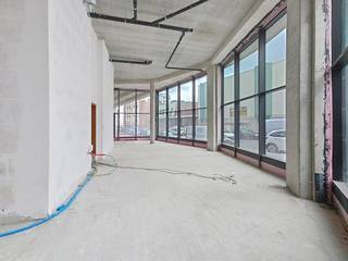 BRUSSEL – Urban Court, in de levendige Maraiswijk, ruime kantoorruimte van ±106 m² met dubbele plafondhoogte op het gelijkvloers van gebouw A...