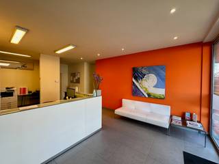 Multifunctioneel kantoorgebouw op zeer centrale ligging met uitstekende zichtbaarheid. Het gebouw telt drie verdiepingen en beschikt over een afgesloten autostaanplaats en 2 gemeeschappelijke parkeerplaatsen voor het gebouw. Dankzij de doordachte indeling met 2 toegangsdeuren is het pand uitermate geschikt voor meerdere doeleinden waaronder een kantoor met veel medewerkers of co-working. 

Indeling: glvl: inkom links met traphal naar de verdiepingen. Tweede inkom met bureau voor onthaal, copyruimte, ruime vergaderzaal, bureau 1 en bureau 2, keuken, toilet, doucheruimte, berging en toegang tot de garage. 1°V: overloop met toilet, bureau 3 en bureau 4, evenals een ruim terras aan de achterzijde. 2°V: overloop met toegang tot het terras aan de voorzijde, bureau 5 en bureau 6. Daarnaast beschikt het gebouw over een bergzolder. 
Momenteel zijn de kantoren op de 1ste en 2de verdieping verhuurd (opzeg 6 maanden). BJ 2008, Epc label B. Cv op aardgas + airco. Gekeurde elektrische installatie.  INTERESSANT AANBOD. 
