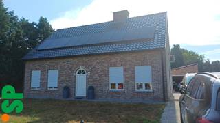 Gezellig rustig gelegen woning bestaande uit inkomhall, leefruimte, ingerichte keuken, berging/ wasplaats, badkamer met ligbad en douche, 1 slaapkamer beneden, 2 slaapkamers boven, hobbyruimte, terras, tuin en garage.<br />EPC: -2 Kwh<br />Voor bijkomende inlichtingen of een bezoek ter plaatse kan u ons contacteren op het nummer 014/51.95.00.