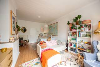 <p><strong>Gezellig en lichtrijk appartement in kleinschalig gebouw</strong></p><p>Welkom in dit gezellige appartement op de tweede verdieping van een kleinschalig en goed onderhouden gebouw. Dankzij de zuidgerichte living geniet je hier van een aangename lichtinval.</p><p>De lichtrijke living vormt het hart van het appartement en biedt voldoende ruimte voor een gezellige zithoek en eetplaats. Aansluitend bevindt zich de keuken, praktisch ingericht en voorzien van het nodige comfort.</p><p> </p><p></p><p>De badkamer beschikt over een raam, wat zorgt voor natuurlijke verluchting. Ze is uitgerust met een ligbad, toilet en lavabomeubel.</p><p>De grote slaapkamer van 17 m<sup>2</sup> is noordgericht, waardoor deze ook tijdens warme zomerdagen aangenaam fris blijft. Dat maakt de ruimte ideaal als rustige en comfortabele slaapplaats.</p><p> </p><p></p><p><strong>Locatie</strong></p><p>Het appartement is gunstig gelegen nabij openbaar vervoer, scholen en winkels. Ook de belangrijkste uitvalswegen zijn vlot bereikbaar, waaronder de A12 richting Brussel en Antwerpen. Zo woon je hier rustig in een kleinschalige residentie, met alle dagelijkse voorzieningen binnen handbereik.</p><p> </p><p></p><p><strong>TROEVEN</strong></p><p>+ Lichtrijke, zuidgerichte living</p><p>+ Keuken voorzien van het nodige comfort</p><p>+ Badkamer met raam en ligbad</p><p>+ Noordgerichte slaapkamer, fris in de zomer</p><p>+ Kleinschalig en goed onderhouden gebouw</p><p>+ EPC-label B en elektriciteit conform AREI</p>