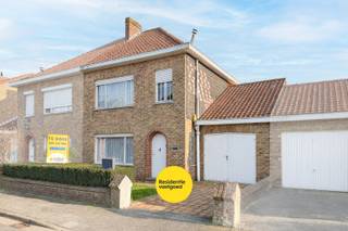 Deze ruime woning is gelegen op een mooi perceel van 302 m² en geniet een bijzonder gunstige ligging in een vlot bereikbare omgeving. Winkels, scholen en openbaar vervoer bevinden zich in de nabije omgeving, terwijl ook de belangrijkste invalswegen snel en eenvoudig bereikbaar zijn. Dankzij deze centrale maar toch rustige ligging in een doodlopende straat, gecombineerd met de solide constructieve basis, vormt deze woning een uitstekende opportuniteit voor wie op zoek is naar een renovatieproject met veel potentieel!<br />Op het gelijkvloers vindt u een inkomhal die leidt naar de lichtrijke leefruimte met aansluitend de keuken en de veranda, waar u geniet van een aangenaam zicht op de zuidgerichte tuin. Daarnaast beschikt de woning over een praktische berging/wasplaats met een afzonderlijk toilet en rechtstreekse toegang tot de garage met bovenliggende zolderruimte.<br />De eerste verdieping bestaat uit een nachthal, drie volwaardige slaapkamers en een badkamer. Via een zolderluik bereikt u de zolderverdieping, die ruime mogelijkheden biedt voor extra bergruimte of een verdere inrichting.<br />EPC: 589 kWh(m2jaar) (Gvg, Wg, Gmo, Gvkr, Gvv) Ref. BR00081