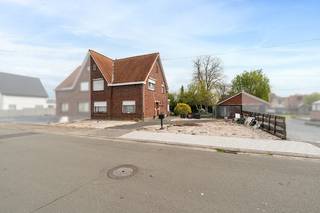 <p>Deze halfopen bebouwing in de Landstraat te Zelzate is gelegen op een mooi perceel van 695 m² en vormt een uitstekende basis voor wie op zoek is naar een woning met ruimte en potentieel om volledig naar eigen smaak te renoveren.</p><p> </p><p>Op het gelijkvloers omvat de woning een inkomhal, ruime leefruimte, keuken, wasplaats, gastentoilet en veranda.</p><p>Op de eerste verdieping bevinden zich drie slaapkamers en een badkamer met ligbad.</p><p>Daarnaast beschikt de woning over een ruime zolder, die tal van mogelijkheden biedt en een kelder.</p><p> </p><p>Buiten geniet u van een aangename omheinde tuin, een aparte garage en een ruime oprit met voldoende parkeergelegenheid.</p><p> </p><p>Interesse om dit pand te bezichtigen?<br />Plan nu uw afspraak in op het nummer 0499/84.71.00 of via chabelli@vastgoeddevos.be.</p><p> </p>