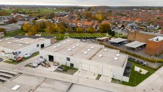 In de nieuwe KMO-zone De Stip te Harelbeke bieden wij een afgewerkte loods van 360m² aan, ideaal voor ambachtelijke of groeiende ondernemingen. <br />De site is vlot bereikbaar via de E17 en belangrijke invalswegen, wat zorgt voor een uitstekende logistieke ligging. <br /><br />De loods is instapklaar en uitgerust met water- &amp; driefasige elektrische aansluiting, een regenwaterput van 10.000L en geautomatiseerde poort. Elektriciteit en water zijn reeds aangesloten, verdeling in de loods dient nog zelf te gebeuren. <br />Drie private parkeerplaatsen zijn inbegrepen. <br /><br />Op zoek naar een efficiënte bedrijfsruimte op een toplocatie? <br />Contacteer ons dan vandaag voor meer informatie of een bezoek!