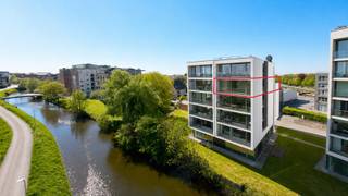 Aan de oevers van de Handzamevaart, op wandelafstand van het centrum, bevindt zich dit lichtrijke appartement met een bewoonbare oppervlakte van 94 m², op de 4e verdieping van de mooie Residentie Yzerdycke.<br />Het appartement heeft volgende indeling:<br />inkomhal met apart toilet, lichtrijke leefruimte met ingerichte open keuken en berging, vanuit de leefruimte is er directe doorgang naar het terras op de voorzijde en de zijkant en geniet je van het prachtige uitzicht over de Ijzervallei! <br />Via de nachthal bereiken je de badkamer (douche, lavabomeubel), de 2 slaapkamers en het grote dakterras.<br />In de de kelderverdieping bevindt zich de private garage, gemakkelijk bereikbaar vanuit de Kasteelstraat.<br />Er is een gemeenschappelijke fietsenberging en fietsrek voorzien.<br />Maandelijkse gemeenschappelijke lasten: 60 euro/maand.<br />Lichtrijk en energiezuinig wonen in een architecturaal pareltje!