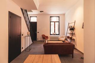 <strong>BEZOEK ENKEL AANVRAGEN VIA IMMODAVINCI.BE</strong><br /><br /><span><span><strong>LIGGING</strong></span></span>:<br /><span>Deze woning is gelegen in een charmante straat dewelke deel uitmaakt van een karaktervolle buurt met een authentieke Gentse uitstraling. Het pand bevindt zich op wandelafstand van de Vlaamsekaai, de Visserij en het geliefde Keizerpark. </span><span>Vanuit de woning bereikt u in enkele minuten het bruisende stadscentrum, terwijl u tegelijk geniet van een rustige woonomgeving met tal van buurtwinkels, scholen, horecazaken en recreatiemogelijkheden in de onmiddellijke omgeving. </span><span>Dankzij de gunstige verbindingen naar de stadsring en de belangrijkste invalswegen geniet u bovendien van een uitstekende bereikbaarheid, zowel met de wagen als met het openbaar vervoer.</span><br /><br /><span><strong>INDELING</strong></span>:<br /><span>Bij het betreden van de woning wordt u verwelkomd in een gezellige en lichtrijke leefruimte die naadloos overgaat in de volledig geïnstalleerde open keuken. Deze aangename leefomgeving vormt het hart van de woning en biedt alle comfort voor het dagelijkse leven. </span><span>Op de eerste verdieping bevindt zich een ruime slaapkamer, aangevuld met een verzorgde badkamer uitgerust met een douche en toilet. De tweede verdieping herbergt een volwaardige, extra ruime slaapkamer die tal van mogelijkheden biedt. </span><span>Deze charmante citéwoning onderging een totaalrenovatie waarbij hedendaags wooncomfort perfect werd gecombineerd met het behoud van authentieke elementen en karaktervolle details. </span><span><br /></span><br />Huurprijs: 1.000 euro/maand<br />EPC: 155 kWh/m2<br />Beschikbaar vanaf 1/9/2026<br />Domicilie VERPLICHT<br /><br /><strong>BEZOEK ENKEL AANVRAGEN VIA IMMODAVINCI.BE</strong>