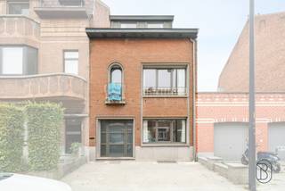 Maison familiale prête à emménager avec 5 chambres, 2 salles de bains et grand jardin au centre de RenaixSituée dans une rue calme en plein centre de...