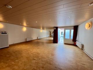 <p>Op zoek naar een ruime gezinswoning mét extra mogelijkheden voor een zelfstandige activiteit, praktijkruimte of atelier? Deze veelzijdige woning aan de stadsrand van Aalst combineert authentieke charme, royale woonoppervlakte en een uitzonderlijke multifunctionele werkruimte. Achter de woning bevindt zich een <strong>ruime afzonderlijke werkruimte van 74 m²</strong>, momenteel ingericht als yogazaal, met <strong>eigen ingang</strong> en voorzien van <strong>2 toiletten</strong>. Dankzij de flexibele indeling biedt deze ruimte tal van mogelijkheden als praktijkruimte, kantoor, groepsruimte of zelfstandige activiteit. Bovendien zijn er <strong>twee doorgangen tussen woning en werkruimte</strong>, waardoor wonen en werken perfect gecombineerd kunnen worden. Zowel de woning als de werkruimte beschikken over een <strong>eigen verwarmingsketel</strong>.</p>
<p><strong>Gelijkvloers</strong><br />Bij het binnenkomen word je verwelkomd in een <strong>ruime leefruimte</strong>, aangevuld met een extra woonkamer en praktische bijkeuken. Vanuit deze ruimte heb je directe toegang tot de <strong>gezellige binnenkoer met zonneterras</strong>, een heerlijke plek om in alle rust te genieten. Authentieke charme blijft behouden dankzij prachtige elementen zoals de <strong>hoge houten lambriseringen</strong>, die de woning extra karakter geven.</p>
<p><strong>Eerste verdieping</strong><br />Via de trap – <strong>voorzien van traplift</strong> – bereik je de eerste verdieping. Hier vind je een <strong>ruime keuken met eetkamer en extra zithoek</strong>, ideaal als gezellige leefverdieping. Verder bevinden zich hier een <strong>slaapkamer</strong>, een <strong>badkamer met lavabo, douche en toilet</strong>, én wasruimte.</p>
<p><strong>Tweede verdieping</strong><br />De vaste trap brengt je naar de tweede verdieping met <strong>drie volwaardige slaapkamers</strong> en een <strong>ruime badkamer</strong>, uitgerust met lavabo, ligbad en toilet. Extra troef: via een buitentrap bereik je een <strong>gezellig dakterrasje</strong>, perfect voor een rustig koffiemoment of een zonnige namiddag.</p>
<p><strong>Extra troeven</strong></p>
<p>✔ Grote polyvalente werkruimte van <strong>74 m²</strong> met aparte ingang<br />✔ Ideaal voor <strong>zelfstandigen, praktijk, atelier of hobbyruimte<br /></strong>✔ 2 leefruimtes en extra zithoek<br />✔ <strong>4 slaapkamers</strong> en 2 badkamers<br />✔ Authentieke elementen met karaktervolle uitstraling<br />✔ <strong>Zonnige binnenkoer met terras</strong><br />✔ <strong>Droge bergkelder</strong> aanwezig<br />✔ <strong>Traplift</strong> voorzien<br />✔ Vlotte parkeermogelijkheden in de straat<br />✔ Topligging: <strong>vlakbij centrum Aalst</strong>, scholen, winkels en openbaar vervoer</p>
<p>Deze eigendom is een absolute aanrader voor een <strong>grote familie</strong> die op zoek is naar ruimte, maar evengoed voor een <strong>zelfstandige ondernemer</strong> die wonen en werken harmonieus wil combineren op één locatie.</p>
<p><strong>Ontdek zelf de vele mogelijkheden van deze unieke eigendom!</strong></p>