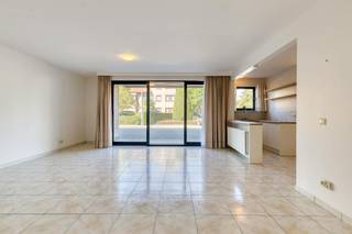 Wie zoekt naar het comfort van gelijkvloers wonen op een centrale en levendige locatie in Oostkamp, vindt in de Rustoordstraat een uitstekende eigendom. Dit appartement combineert een ligging midden in het centrum met een verrassend ruime indeling, een zonnige tuin en de mogelijkheid tot het aankopen van een private garagebox.<br /><br />In de royale leefruimte staat het nuttige volume centraal. U richt de kamer gemakkelijk in met zowel een ruime zithoek als een eethoek. De moderne open keuken (reeds vernieuwd) maakt direct deel uit van de leefruimte en is efficiënt ingericht voor optimaal dagelijks gebruiksgemak.<br /><br />Het appartement beschikt over 2 volwaardige slaapkamers. Daarnaast is er een handige extra kamer aanwezig die flexibel in te zetten is als thuiskantoor, dressing of hobbyruimte. De badkamer is uitgerust voor optimaal comfort en in de inkomhal bevindt zich een afzonderlijk gastentoilet.<br /><br />Een van de grote pluspunten van dit appartement is de directe toegang tot het terras en de aansluitende tuin. Dit biedt een mooie buitenruimte midden in de gemeente, ideaal om buiten te eten of te ontspannen. De optie om een private garagebox aan te kopen zorgt bovendien voor gegarandeerde parkeergelegenheid en nuttige opbergruimte voor fietsen en materiaal.<br /><br />De ligging langs de Rustoordstraat betekent dat alle dagelijkse voorzieningen vlakbij zijn. Supermarkten, lokale winkels, horeca, scholen en openbaar vervoer liggen allemaal op wandelafstand. Daarnaast garandeert de snelle aansluiting op de E40 en E403 een uitstekende bereikbaarheid richting Brugge, Gent en de kust. Een praktische en centrale uitvalsbasis voor wie ruim wil wonen in het hart van Oostkamp.<br /><br />De eigendom wordt aangeboden via de Power-sale formule. Van 15/09/2026 om 17:00 tot 09/10/2026 om 18:00 kan u het appartement op afspraak komen bezichtigen en een bod uitbrengen. De vermelde prijs is een instelprijs. Voor meer info, gelieve contact op te nemen met de dossierverantwoordelijke.<br /><br />Bestuursmaatregelen in het maatregelenregister: nee