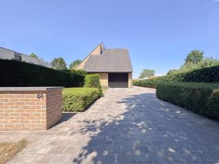 Villa de 6 pièces située dans un cadre verdoyant et très prisé à Sint-Kruis !<br /><br />C'est à De Waterwilgen, un quartier résidentiel particulièrement prisé et verdoyant de Sint-Kruis, que se trouve cette spacieuse villa individuelle de six pièces. La propriété allie des espaces de vie généreux, un agencement bien pensé à une tranquillité et une intimité exceptionnelles. Le cadre résidentiel constitue l’un des atouts majeurs de la demeure, tandis que son emplacement idéal assure un accès aisé au centre de Bruges et à la région environnante.<br /><br />Rez-de-chaussée : vaste hall d’entrée avec vestiaire, toilettes invités et un espace bureau séparé. Pièce à vivre lumineuse dotée d’une cheminée à gaz conviviale, avec une salle à manger équipée de divers placards encastrés. Cuisine entièrement équipée avec des appareils Miele et un îlot central avec coin repas. À proximité se trouvent une buanderie pratique et un espace de rangement séparé. Enfin, la propriété dispose d’un garage intégré, complété par un garage indépendant offrant également un espace de rangement supplémentaire.<br />Premier étage : couloir avec toilettes séparées et quatre chambres à part entière, chacune dotée de placards encastrés, dont une avec dressing attenant. Cet étage dispose également d’une salle de bains entièrement équipée avec douche à l’italienne, baignoire et meuble-lavabo, complétée par une cabine de douche séparée.<br />Deuxième étage : couloir avec deux chambres à coucher à part entière, dont l’une est actuellement aménagée en bureau.<br /><br />La maison a été généreusement équipée de placards encastrés à tous les étages, ce qui a permis d'intégrer discrètement et de manière fonctionnelle des espaces de rangement dans l'intérieur.<br />De plus, la propriété dispose de la climatisation, d'un système d'alarme et d'une vaste installation de panneaux solaires.<br /><br />Le jardin verdoyant et particulièrement intime constitue un prolongement naturel de la maison. Grâce à leurs orientations variées, les trois terrasses distinctes permettent de profiter du soleil et du cadre verdoyant tout au long de la journée, du petit matin jusqu’à tard dans la soirée. Un système d’arrosage facilite en outre l’entretien du jardin.<br /><br />Une propriété particulièrement complète où espace, intimité, verdure et confort de vie se marient à merveille dans l’un des emplacements les plus prisés de Sint-Kruis.<br />Pour plus d’informations ou une visite sans engagement, contactez Céline au 0476/60 60 23 ou envoyez un e-mail à celine@immax.be