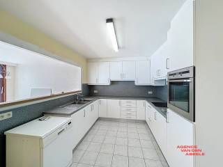 Dit sfeervolle appartement in Sint-Michiels biedt een unieke combinatie van comfort en een prachtige ligging.Vanuit de lichte leefruimte geniet u van...