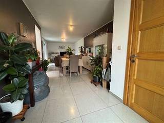 Deze woning is gelegen in een zijstraatje van de Steenweg naar Oudegem (tussen Aalst en Dendermonde). De woning omvat een inkomhal, living met...