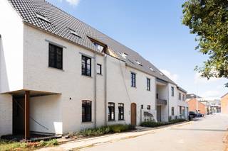 Voor verdere info of een vrijblijvende waardebepaling van uw eigendom: michael@homixx.be of 016 199 344.
Exclusief en zorgeloos wonen op een absolute toplocatie in Keerbergen! Met trots stellen wij u dit hoogwaardig afgewerkte, ruime gelijkvloers appartement voor, gelegen in een recent gebouwde residentie in de Sint-Michielsstraat. Dit unieke pand combineert hedendaagse luxe, een doordachte indeling en optimaal wooncomfort op wandelafstand van alle voorzieningen.
Bij het betreden van het appartement valt meteen het indrukwekkende gevoel van licht en ruimte op. De royale leefruimte is voorzien van een stijlvolle open keuken, wat zorgt voor een uitnodigende en gezellige sfeer om samen te komen. De woning beschikt over 1 volwaardige en rustig gelegen slaapkamer, een smaakvol afgewerkte badkamer.
Een van de absolute troeven van deze fantastische eigendom is het ruime terras op het gelijkvloers, waar u in alle rust en privacy kunt genieten van het buitenleven.
Ook op praktisch vlak is aan alles gedacht om u als bewoner volledig te ontzorgen: in de ondergrondse garage beschikt u over een privé autostaanplaats, evenals een handige kelderberging en een gemeenschappelijke fietsenberging. Dankzij het uitstekende EPC-label A woont u bovendien bijzonder energiezuinig, met de mogelijkheid om desgewenst nog zonnepanelen bij te installeren.
Kortom, een magnifiek gelijkvloers appartement met high-end afwerking waar comfort, klasse en duurzaamheid naadloos samenkomen.
DE VRAAGPRIJS IS INCLUSIEF ONDERGRONDSE STAANPLAATS EN BERGING (excl. BTW en kosten)
Maak snel uw afspraak!
