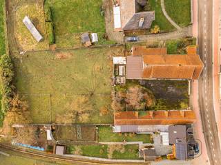 Charmante ferme à rénover avec beaucoup de potentiel, située sur un grand terrain de 2 577 m² dans une zone résidentielle rurale. Cette...