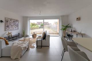 <p>Ontdek deze instapklare moderne halfopen bebouwing in de rustige Overheulestraat te Moorsele. Deze stijlvolle woning combineert comfort, licht en functionaliteit.<br />Bij het binnenkomen word je verwelkomd door een ruime, lichtrijke leefruimte met grote raampartijen die zorgen voor een aangename lichtinval. De volledig uitgeruste keuken sluit naadloos aan op de leefruimte en vormt het hart van de woning — ideaal voor wie graag kookt en gasten ontvangt. Aansluitend vind je een ruime, praktische berging.<br />Op de verdieping zijn er drie volwaardige slaapkamers, een stijlvolle badkamer met ligbad, inloopdouche en toilet.<br />De woning is voorzien van vloerverwarming voor optimaal wooncomfort het hele jaar door.<br />✨ Troeven op een rijtje:<br />Instapklare nieuwbouwwoning<br />3 slaapkamers<br />Badkamer met bad, douche en toilet<br />Uitgeruste keuken en lichtrijke leefruimte<br />Vloerverwarming<br />Energiezuinig en kwalitatieve afwerking<br /><br /></p>
<p>Prijs reeds inclusief BTW & registratierechten!</p>
<p>E-peil: 30</p>