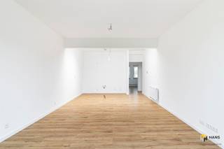 Gerenoveerd appartement (94 m²) met 2-3 slaapkamers en terras (8 m²) in Merksem. Dit pand ligt centraal, op wandelafstand van het Runcvoortpark, en...