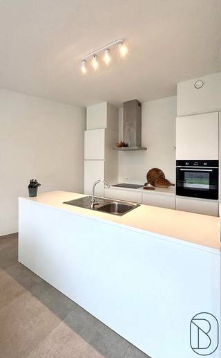 Leuk recent (bj 2023) gelijkvloers appartement met groot terras en tuintje! Goedgelegen nabij invalswegen. (+ 21%)<br />INDELING: inkomhal met apart gastentoilet, lichtrijke leefruimte met open keuken, handige berging, badkamer (dubbele lavabo en douche) en 2 volwaardige slaapkamers.<br />Mogelijkheid om garagebox en/of staanplaats bij te kopen.<br />TROEVEN: vloerverwarming op gas, zonnepanelen, stijlvol gebouw, energiezuinig en centraal gelegen nabij invalswegen, winkels, etc.<br />Meer info of een bezoek: arne@immobeguin.be